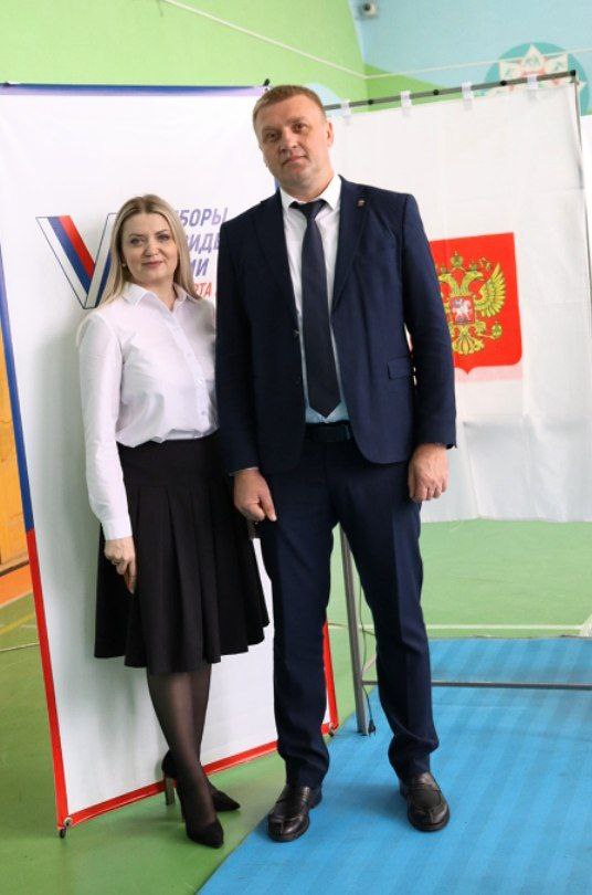Глава Мичуринского сельского поселения Евгений Александрович Ивченко вместе с супругой принял участие в выборах президента Российской Федерации.