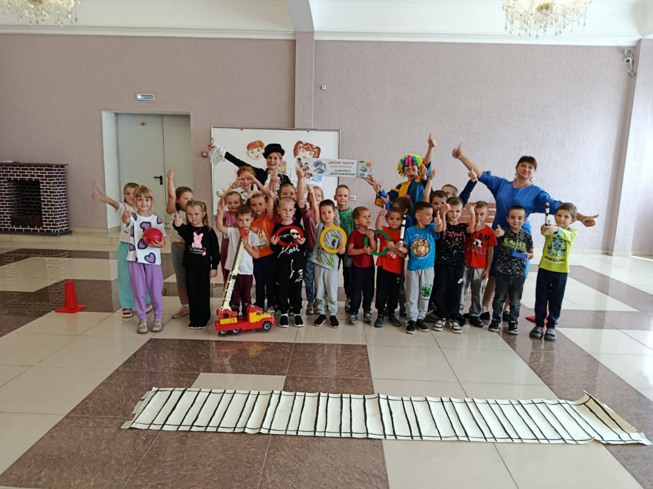 УСТУПИ ДОРОГУ ПОЕЗДАМ!