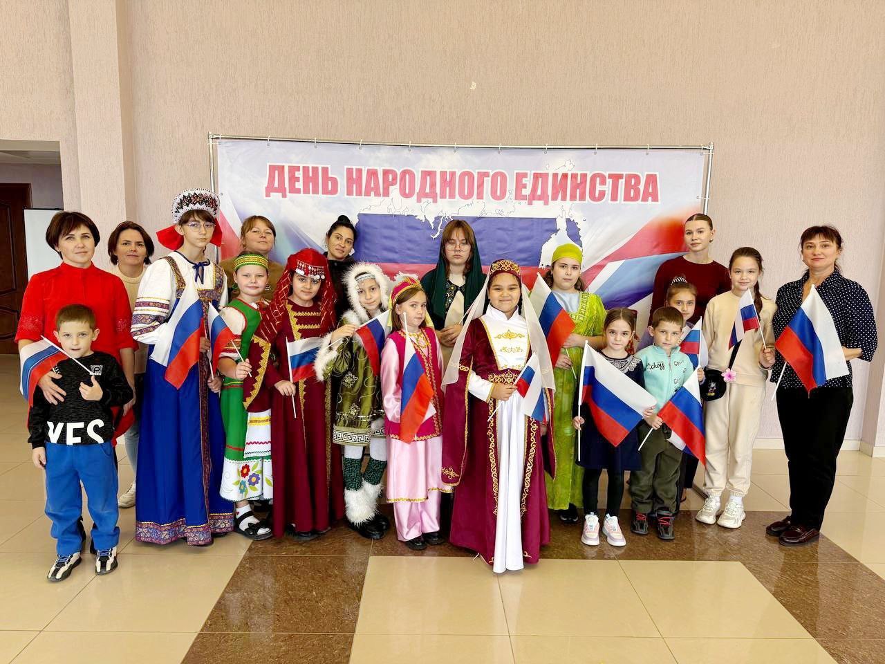 В преддверии Дня народного единства в МАУ «КДЦ Мичуринского сельского поселения» состоялась яркая игровая программа «Народов много — страна одна!»