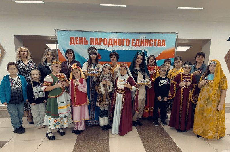 В честь празднования Дня народного единства в МАУ «КДЦ Мичуринского сельского поселения» состоялась трогательная акция «Лента памяти»