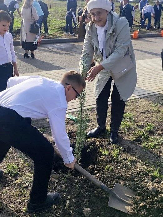 В лицее № 1 станицы Динской, торжественно открыли аллею Почётных педагогов Динского района
