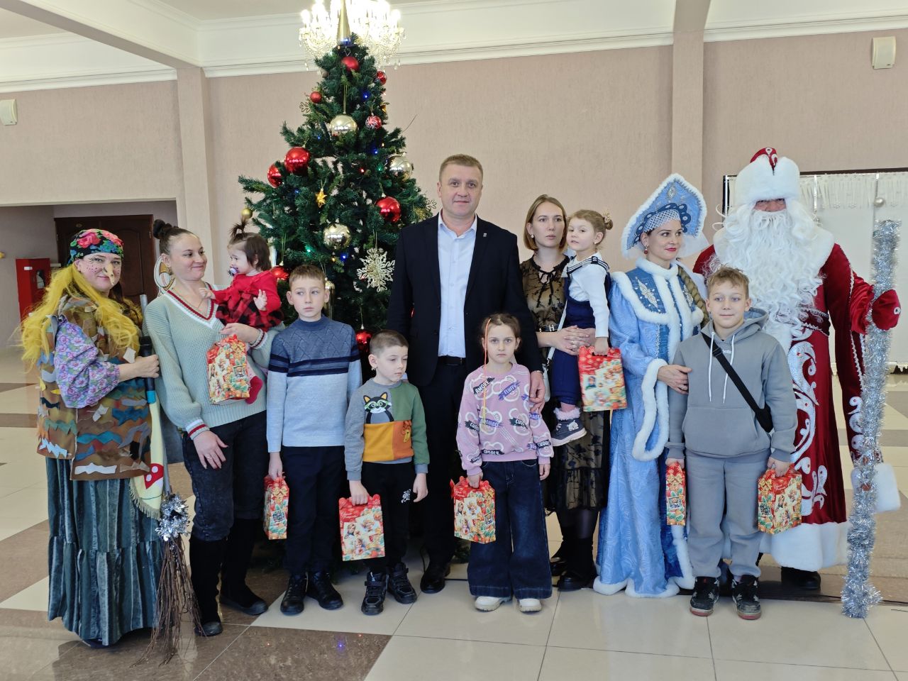 Торжественная выдача новогодних подарков