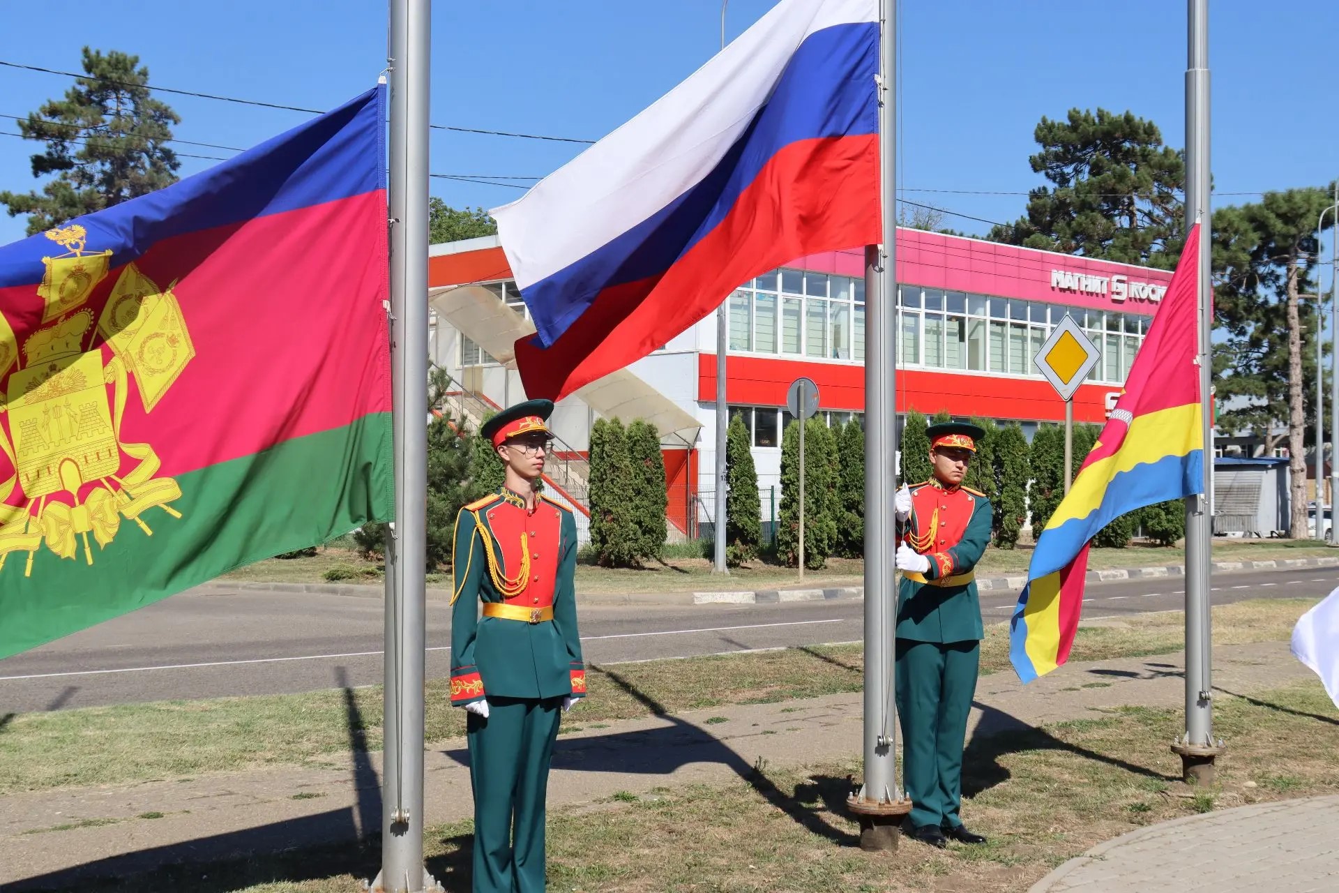 В Мичуринском сельском поселении торжественно подняли флаг Российской Федерации